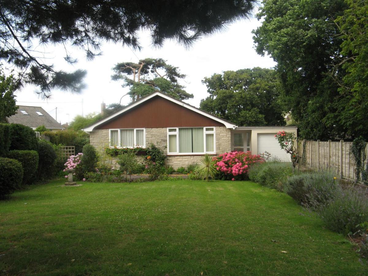 Pine Lodge Barton on Sea Bagian luar foto